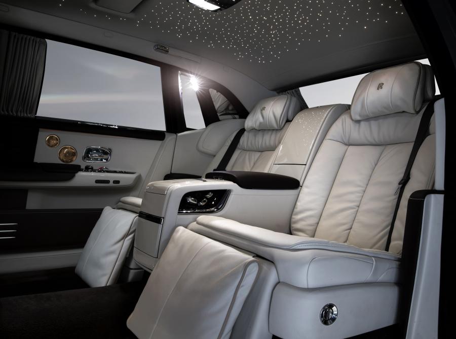 Интерьер Rolls-Royce Phantom EWB Whispered Muse 2018 года  (фото 7 из 7)